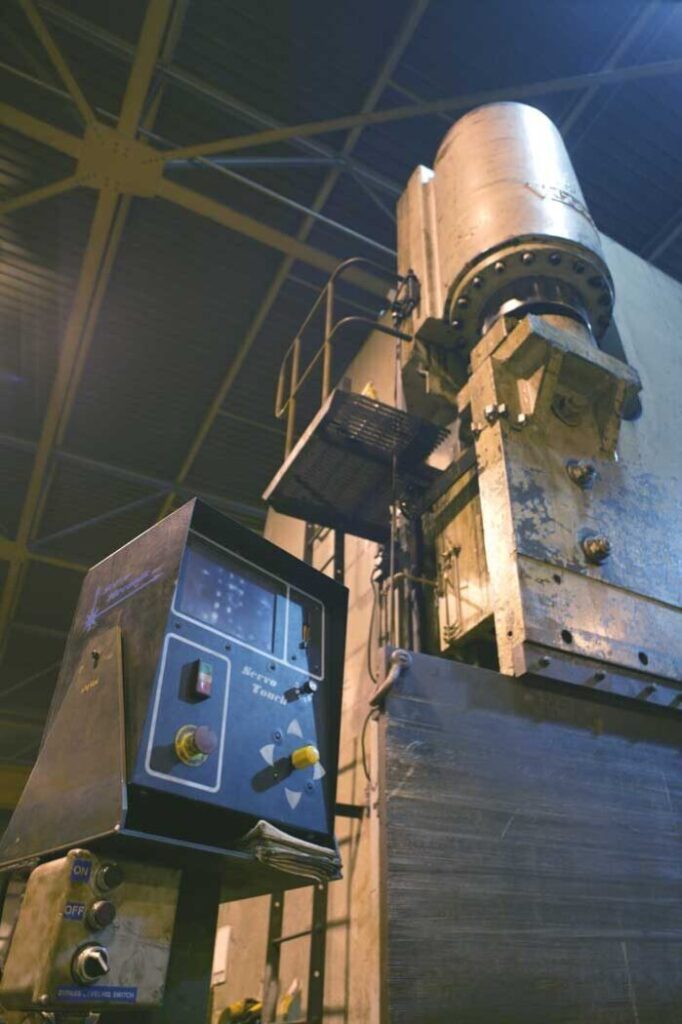 Retroffited 1,000 tons Brake Press modernizes with our ServoTouch motion control and custom hydraulic servo-valves , 0.01-in accuracy.